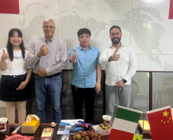 Dubai customer visited seeking cooperation.